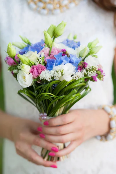 年轻的新娘手中的美丽新娘花束 — 图库照片