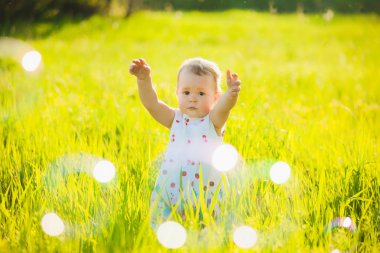 Anne ve küçük kızı neşeyle yakalamak ve sabun bub üfleme