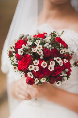 Kırmızı gül çiçek güzel düğün buketi anony elinde çiçek