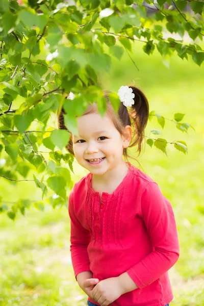 Kind spielt Versteck im Park — Stockfoto