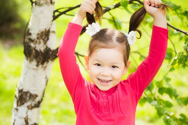 Primo piano ritratto di divertente bambina bambino — Foto Stock