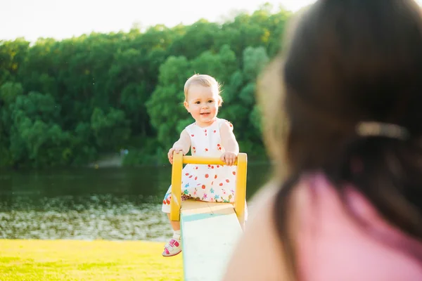 Bambino felicemente giocare con i genitori al di fuori sulla soleggiata primavera calda o — Foto Stock