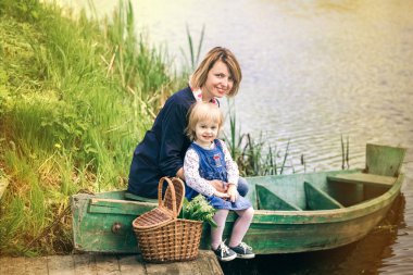 Anne ve birlikte eski ahşap b oynayan sevimli küçük kızı