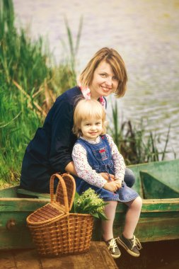 Anne ve birlikte eski ahşap b oynayan sevimli küçük kızı