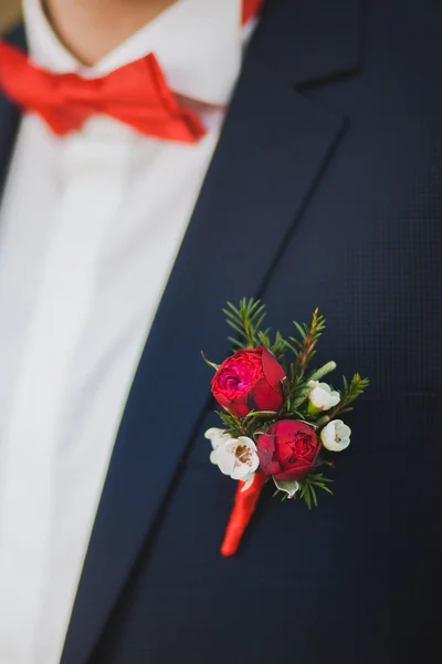 Close up of white and red rose corsage on man suit — Stock Photo, Image