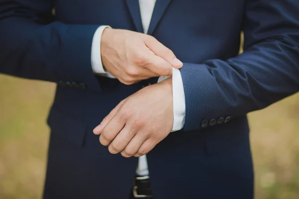 Primer plano de la elegancia manos masculinas con traje moderno — Foto de Stock