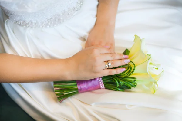 Руки нареченої з кільцем над весільною сукнею — стокове фото