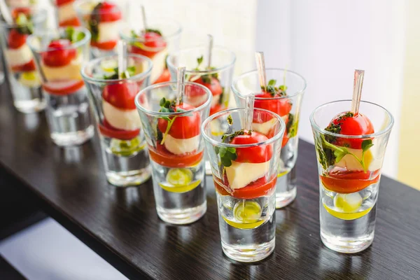 Canapé com tomate cereja, queijo, azeitonas em espetos — Fotografia de Stock