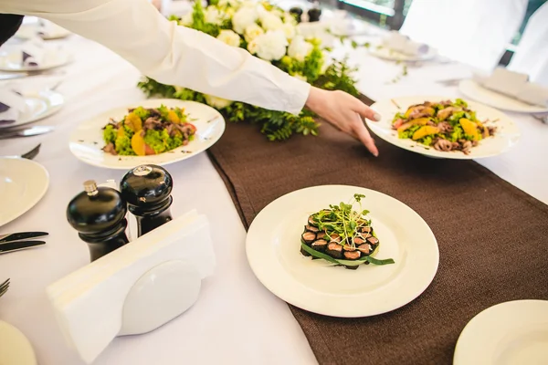 Mesa de banquete de catering com comida diferente — Fotografia de Stock