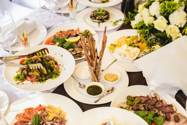Mesa de banquete de catering com comida diferente — Fotografia de Stock