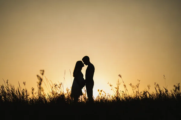 Silhouet van de zwangere vrouw en man — Stockfoto