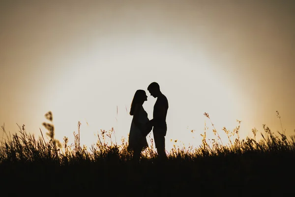 Silhouet van de zwangere vrouw en man — Stockfoto