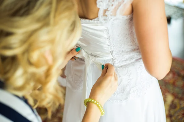 Παράνυμφος, διευκολύνοντας τη νύφη με το νυφικό — Φωτογραφία Αρχείου