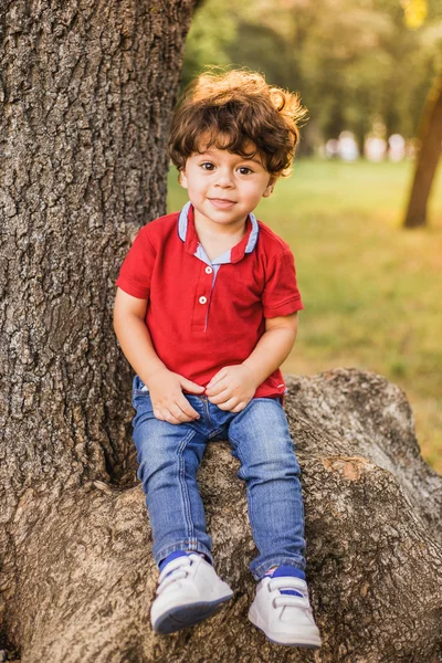 Kleiner Junge spielt im Park — Stockfoto