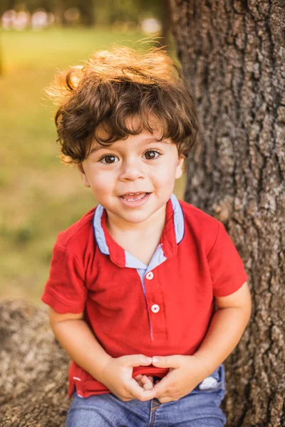 Kleine jongen spelen in het park — Stockfoto