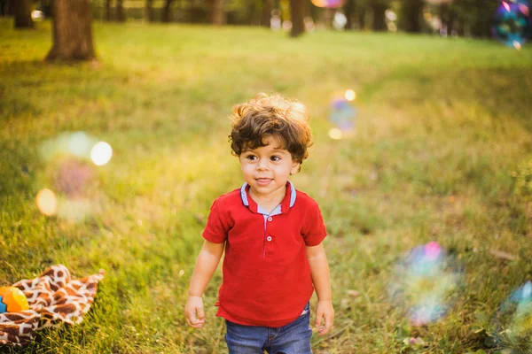 Liten pojke som leker i parken — Stockfoto