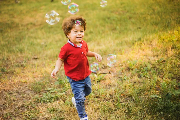 Menino brincando no parque — Fotografia de Stock