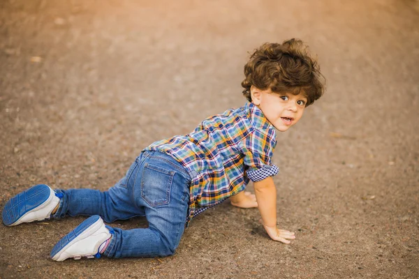 屋外で遊ぶ少年 — ストック写真