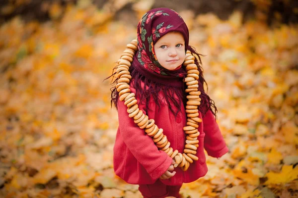ウクライナの民俗スカーフの子供女の子 — ストック写真