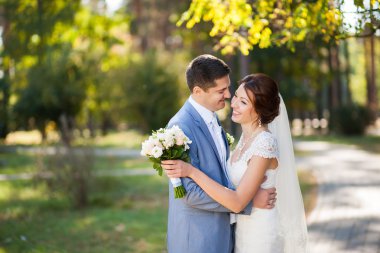 Mutlu gelin, damat yeşil parkta duran
