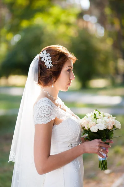 Bela noiva com buquê de casamento de flores — Fotografia de Stock