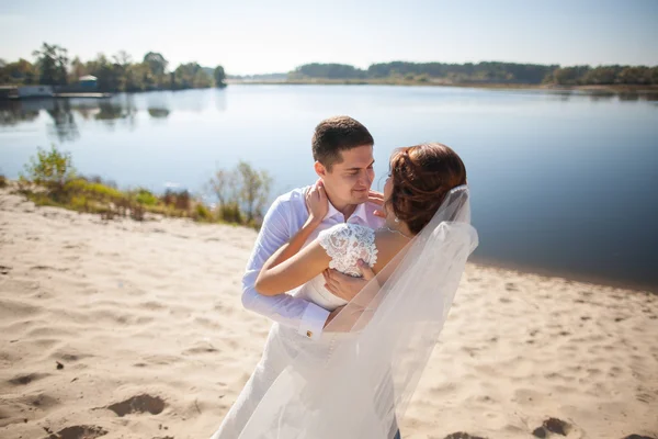 ちょうど結婚して結婚式のカップルの新婚旅行 — ストック写真