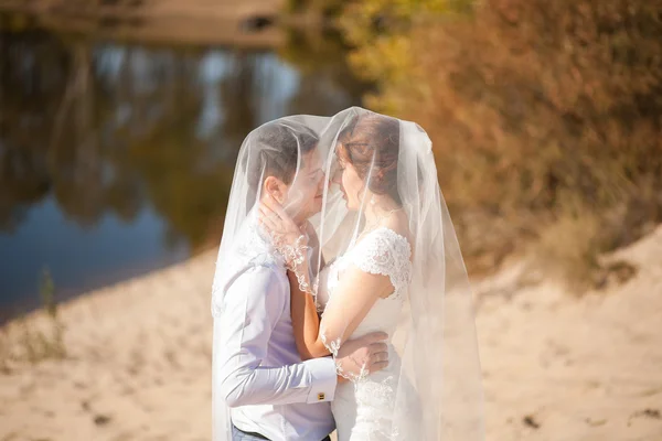 Huwelijksreis van net getrouwd bruidspaar — Stockfoto