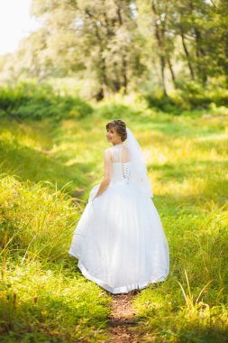 Yeşil park ayakta düğün gününde güzel gelin