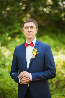 Portre, damat düğün için hazırlanıyor