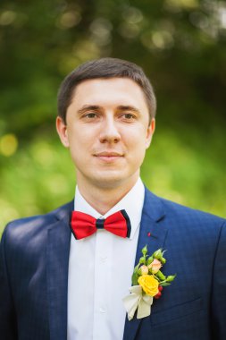 Portre, damat düğün için hazırlanıyor