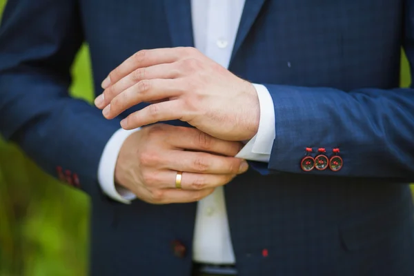 Las manos del novio preparándose en traje, se prepara para la boda — Foto de Stock
