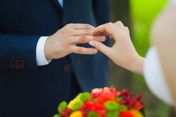 Fechar-se de mãos de par nupcial com anéis de casamento — Fotografia de Stock