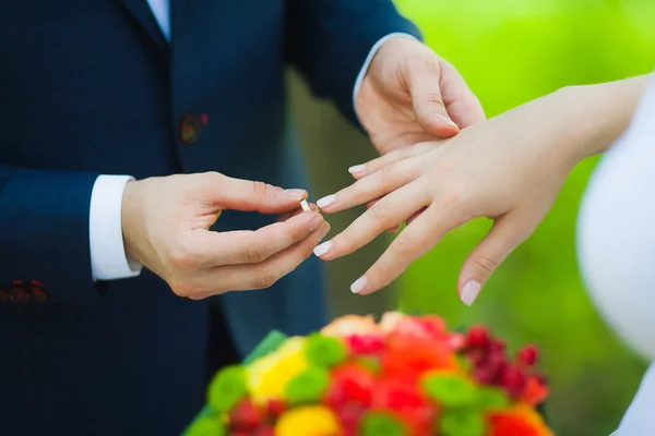 Nikah yüzüklü gelin çiftin elleri.