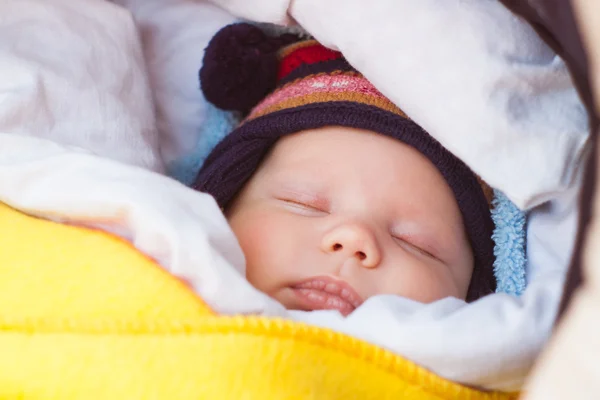 Carino bambino che dorme in carrozza all'aperto — Foto Stock