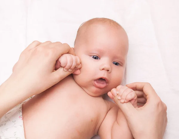 Mamma che massaggia la schiena del bambino. bambino piccolo godendo massaggio — Foto Stock