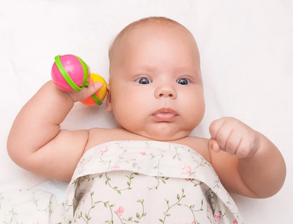 Menino bebê brincando com chocalho — Fotografia de Stock