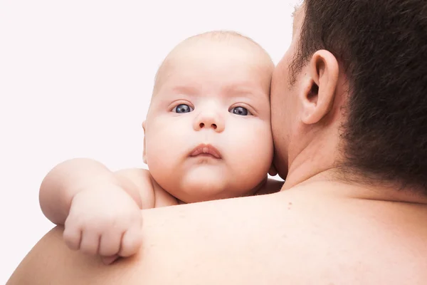 Een baby is in de handen van een vader — Stockfoto