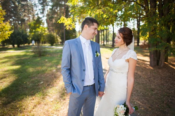 Sposa felice, sposo in piedi nel parco verde — Foto Stock
