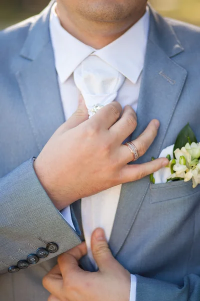 Kravat bağlama mavi elbiseli damadın elleri — Stok fotoğraf