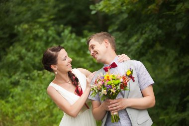 Mutlu gelin, damat yeşil parkta duran