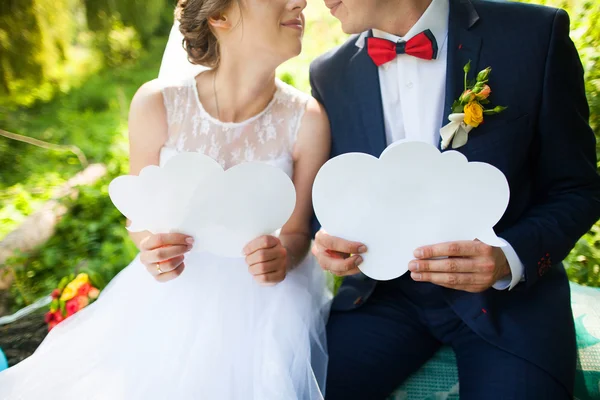新娘和新郎抱着空白云对话，特写 — 图库照片