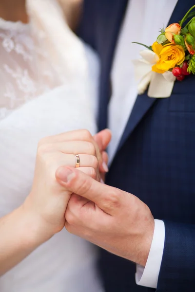 Жених держит ручку невесты крупным планом — стоковое фото