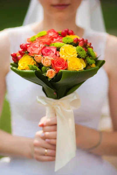 Красива наречена в день весілля, тримає букет — стокове фото
