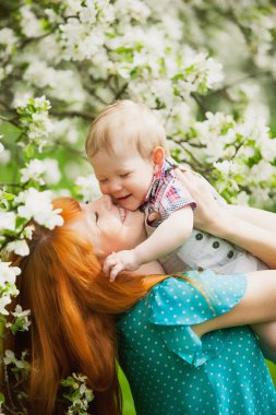 Mutlu mutlu anne ve oğlu bahar bahçe portresi