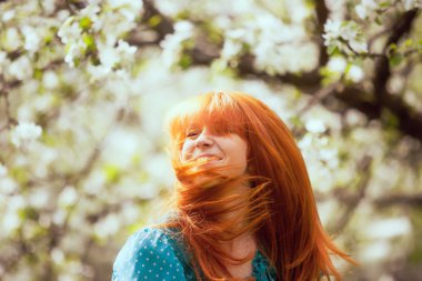 Mutlu kadın çok güzel kızıl saçlı