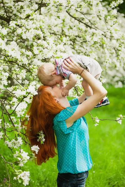 Portret szczęśliwy, szczęśliwy, matka i syn w wiosenny ogród — Zdjęcie stockowe