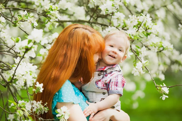 Porträt einer glücklichen Mutter und ihres Sohnes im Frühlingsgarten — Stockfoto