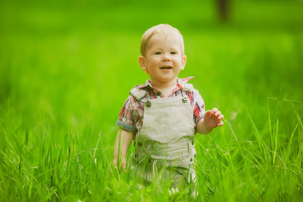 Süßer kleiner Junge — Stockfoto