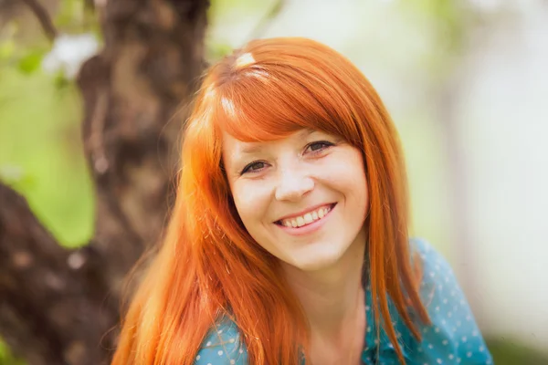 Donna felice con splendidi capelli rossi — Foto Stock