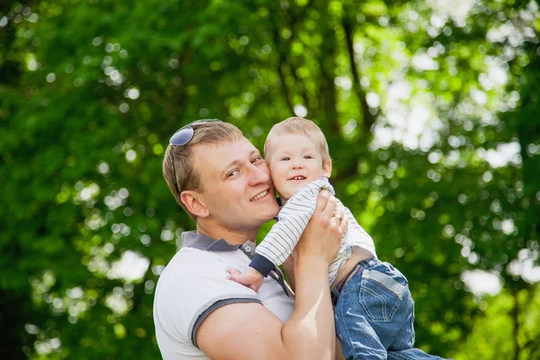 Glückliche Familie — Stockfoto